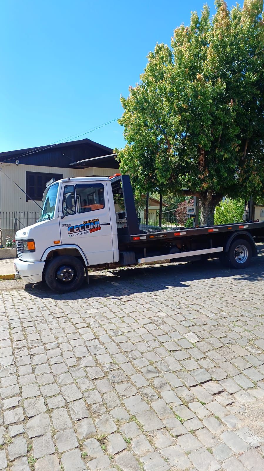 Guincho transportando veículo